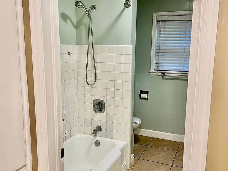 1041 E Linwood Ter — Photo 11
