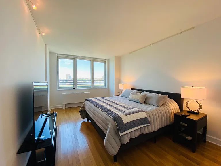 120 Riverside Blvd #5L — Photo 6
