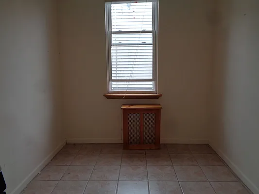 Rented by Zikos Realty Services | media 25