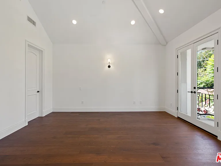 520 N Palm Dr — Photo 32