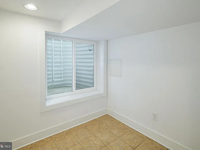2544 Montrose St — Photo 10