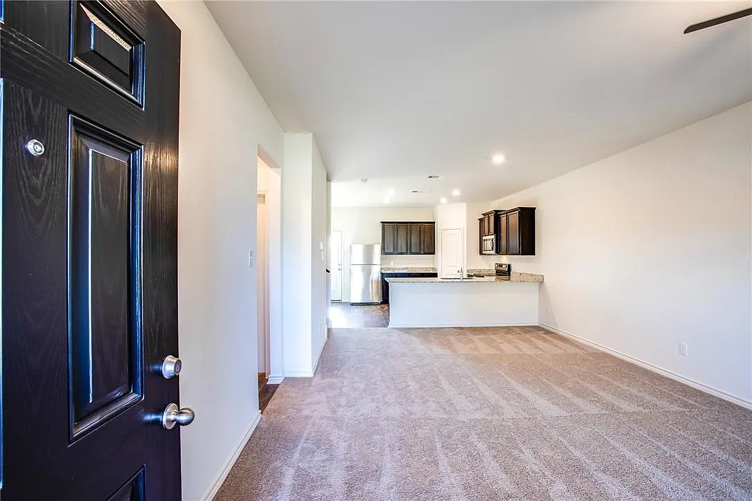 5 bed, 2.5 bath, 2542 sqft, $2,000 — Photo 4