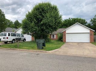 1920 N Pine Valley Dr, Fayetteville, AR 72704