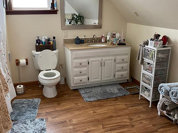 Full bath (before paint & updated oil-rubbed bronze fixtures)