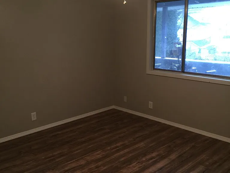 355 NE Jackson St — Photo 3