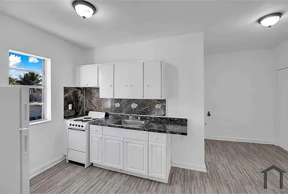 544 NW 23rd Ct — Photo 4