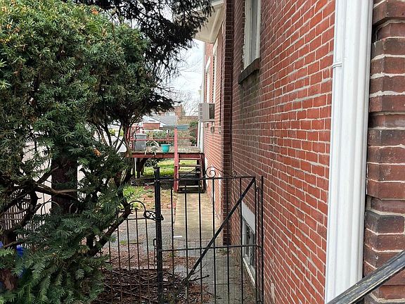 3rd image of 4102 Unruh Ave