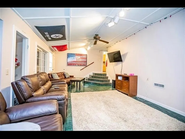 311 W Adams St — Photo 7