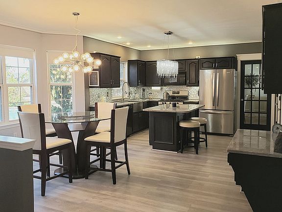 4th image of 3 Fieldcrest Ct