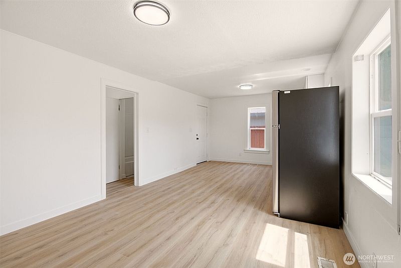 4th image of 717 E Wabash Avenue