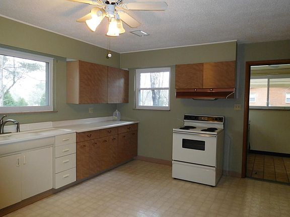 3rd image of 125 Vineyard Hill Way