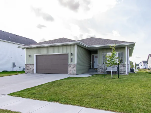 7401 27th St S, Fargo, ND 58104