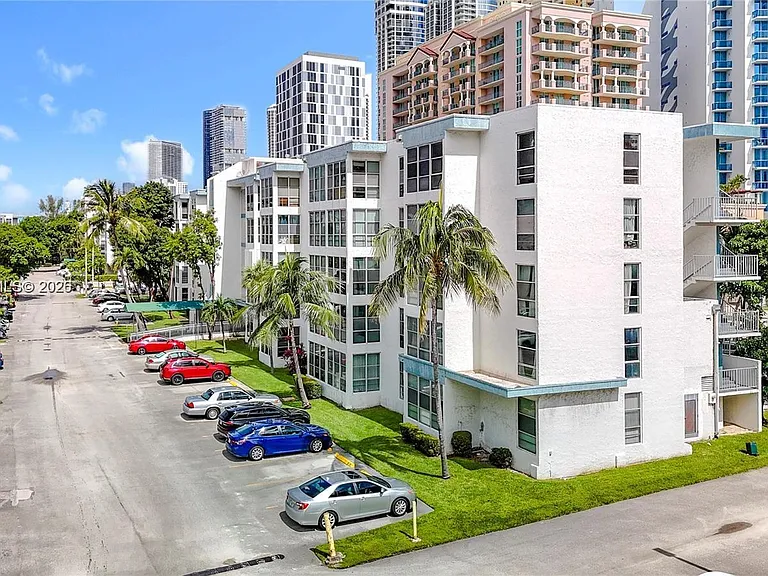 17560 Atlantic Blvd #501 — Photo 3