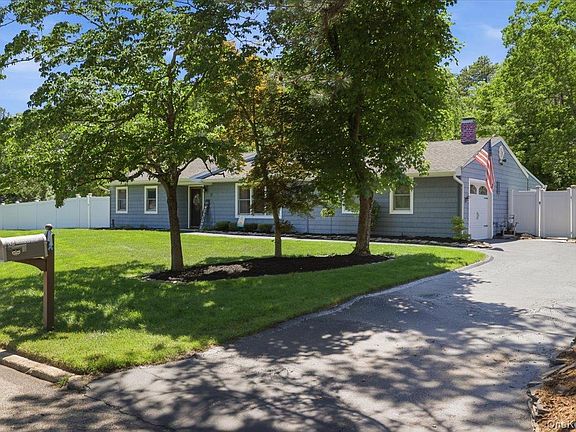 3rd image of 32 Henearly Drive