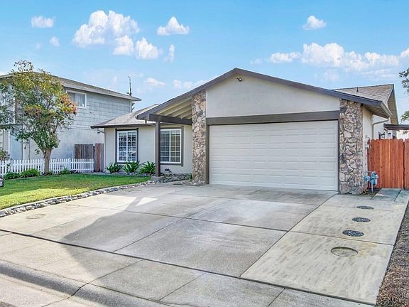 3rd image of 1209 Skylark Court