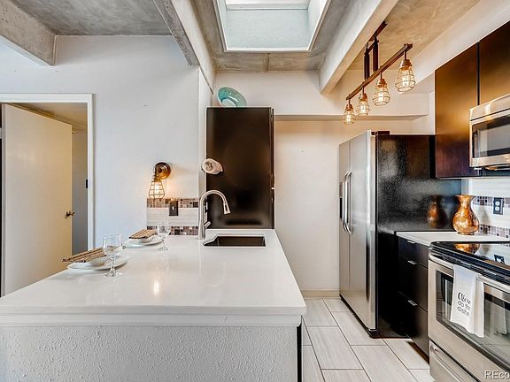 5th image of 1433 N Williams St #Penthouse 5