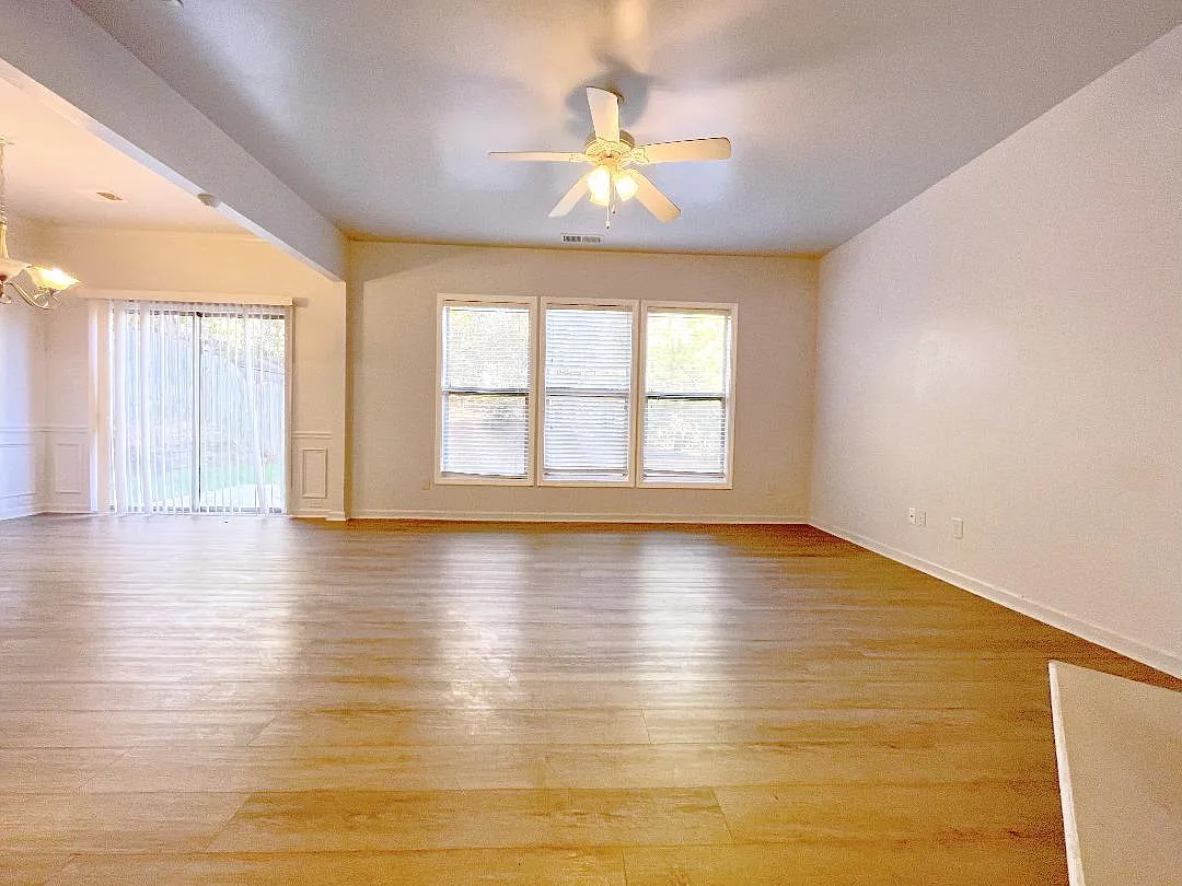 4 bed, 2.5 bath, 1900 sqft, $2,300 — Photo 2