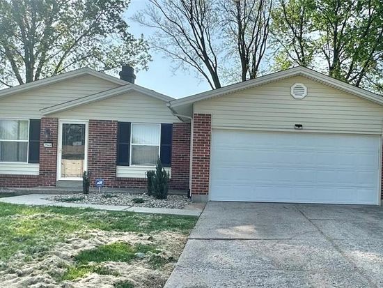 2944 Advance Dr, Florissant, MO 63031