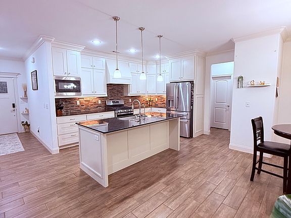 3rd image of 510 Piper Ln