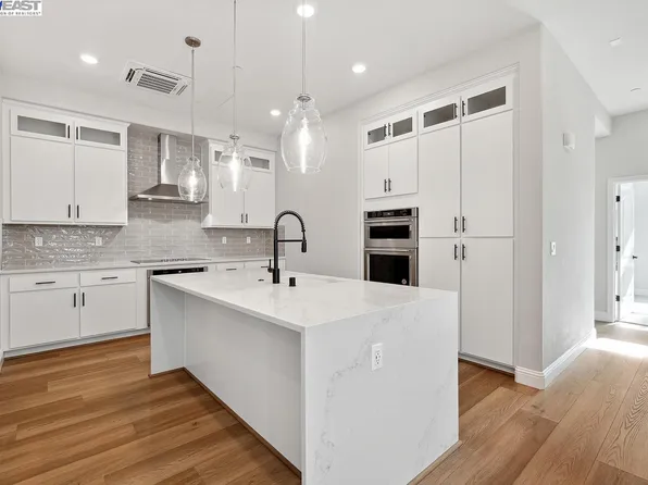 220 Waters Park Cir #303, San Mateo, CA 94403