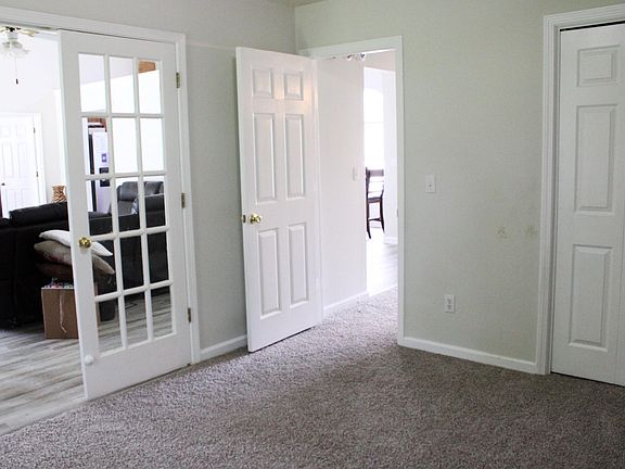 5th image of 205 Oak Manor Dr