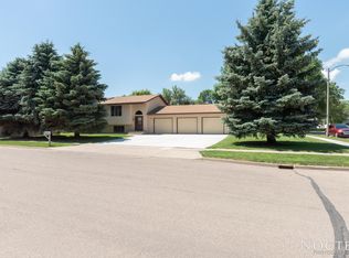 1804 S Reno Dr, Bismarck, ND 58504