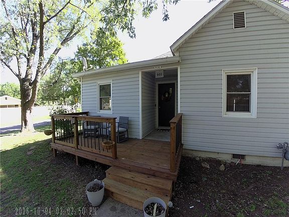 2nd image of 901 W 4th St