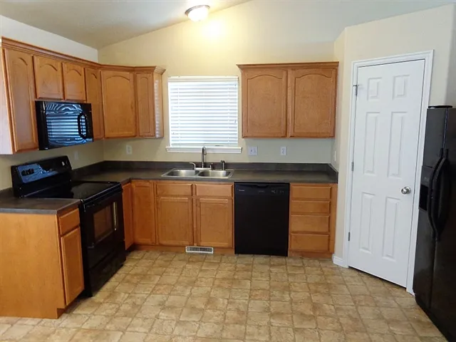 3 bed, 2.0 bath, 2276 sqft, $2,310 — Photo 2