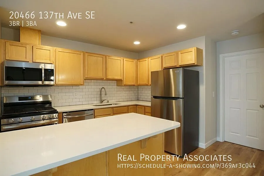Newer Built Spacious Townhouse in the Hills of Kent Near Renton — Photo 3