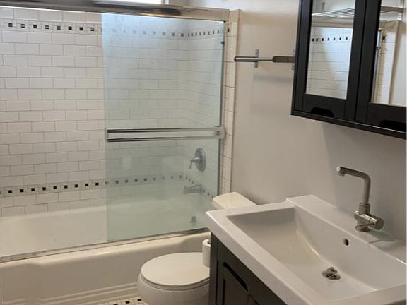 3rd image of 1021 N Doheny Dr APT 6