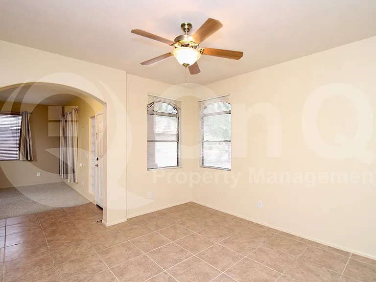 226 E Clairidge Dr — Photo 6