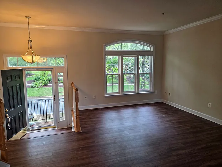 308 Garden View Sq — Photo 3