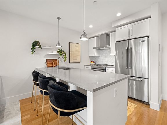 2nd image of 150 W Broadway #313A