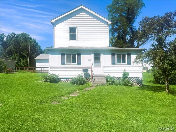 238 N Main St, Hillsboro, IL 62049