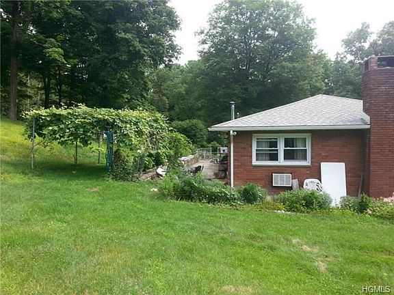 3rd image of 4 Nichols Ln