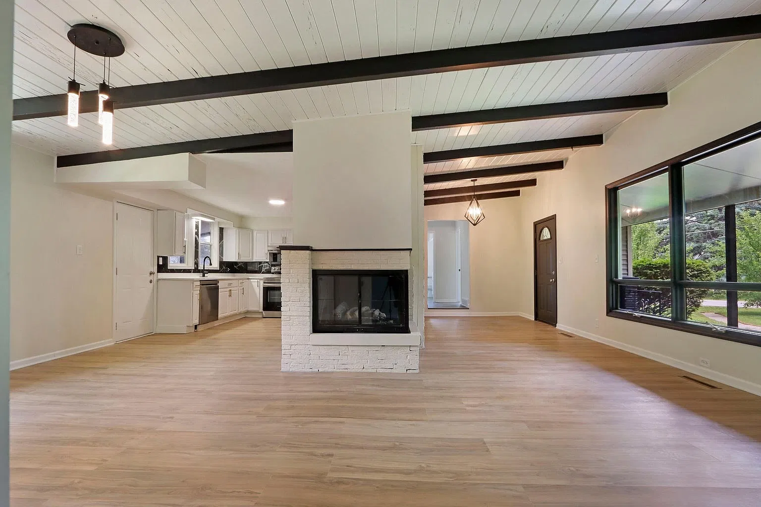 3 bed, 1330 sqft, $3,200 — Photo 2