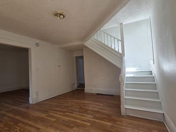 4th image of 906 W 1st St