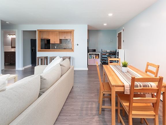 4th image of 405 Great Rd APT 12