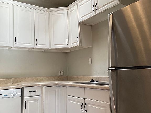 Large kitchen. too big for only one pic!
Skylight!