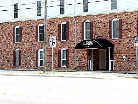 3rd image of 710 Scenic Hwy APT 211