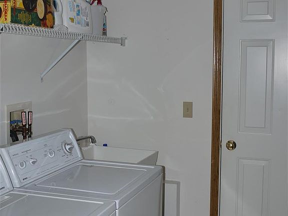 4th image of 15708 Roxboro Dr #17