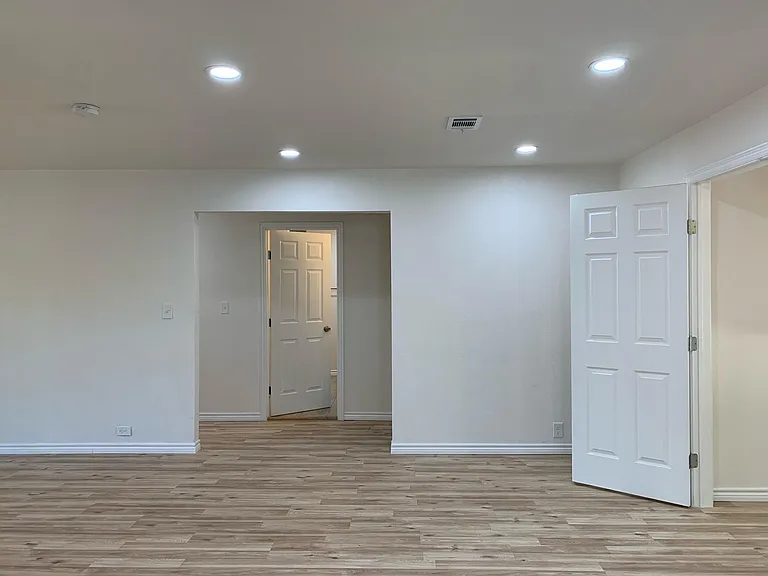 820 W Crawford St — Photo 4