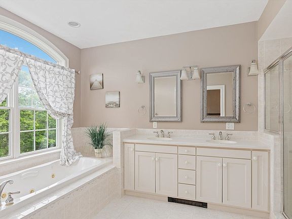 5th image of 55 Chestnut Hill Road