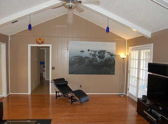 3rd image of 2201 Aspen St