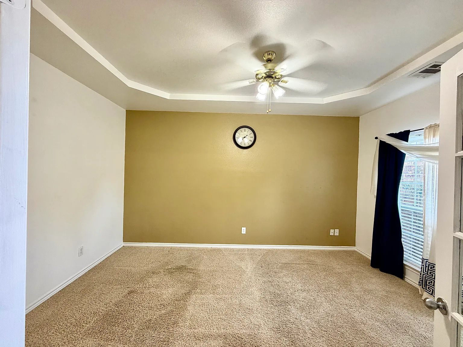 5 bed, 3518 sqft, $3,695 — Photo 3