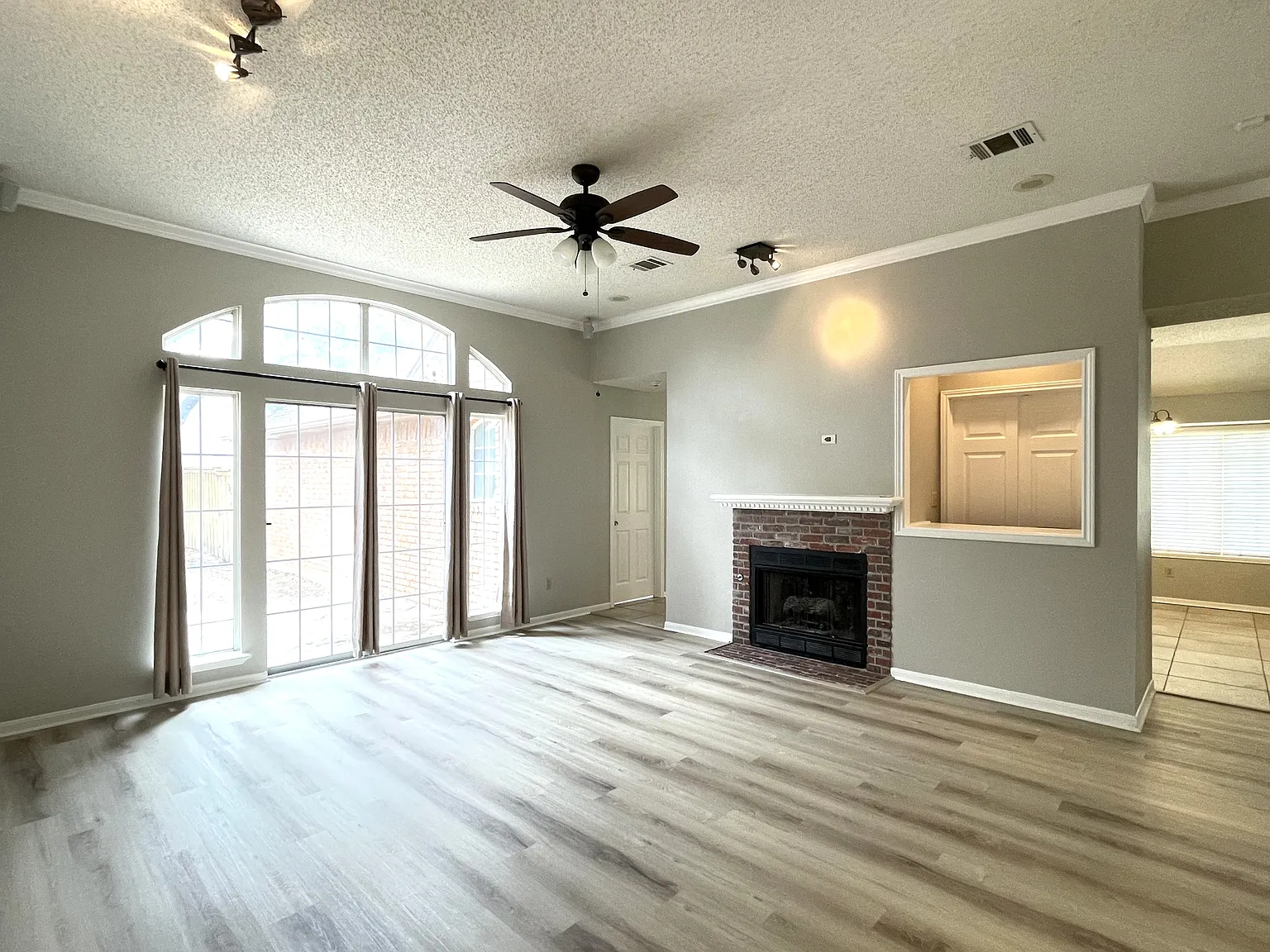 4 bed, 2281 sqft, $2,700 — Photo 3