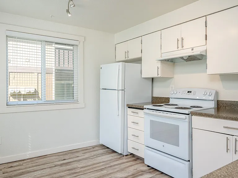 Arlo on 10th |Kitchen