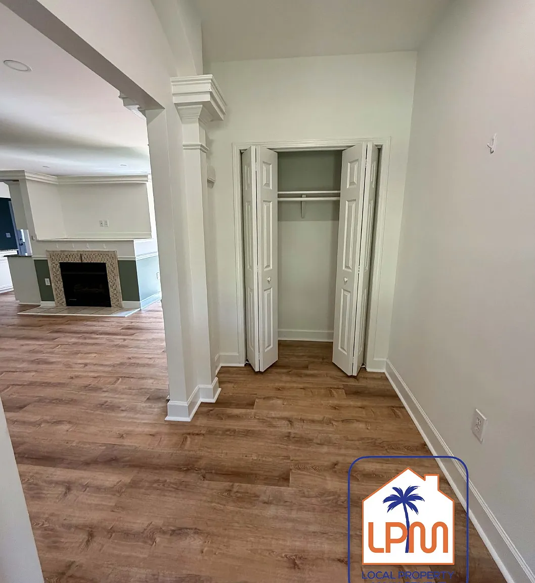 3 bed, 2.0 bath, 1620 sqft, $2,400 — Photo 3