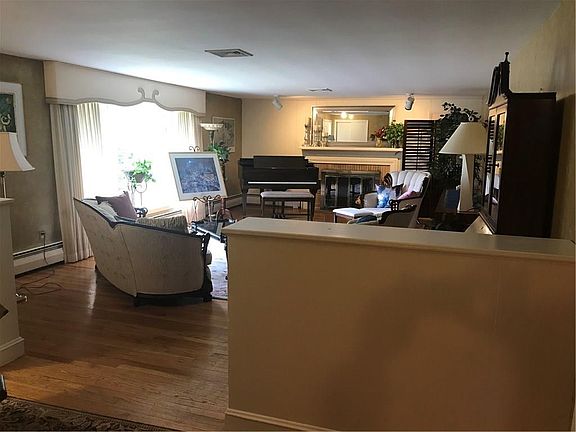 5th image of 31 Algonquin Dr
