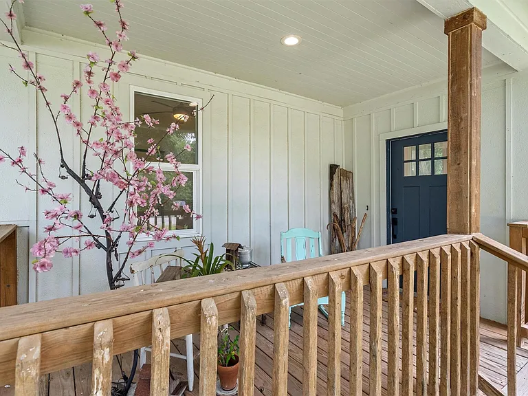 514 Wyeth St — Photo 2